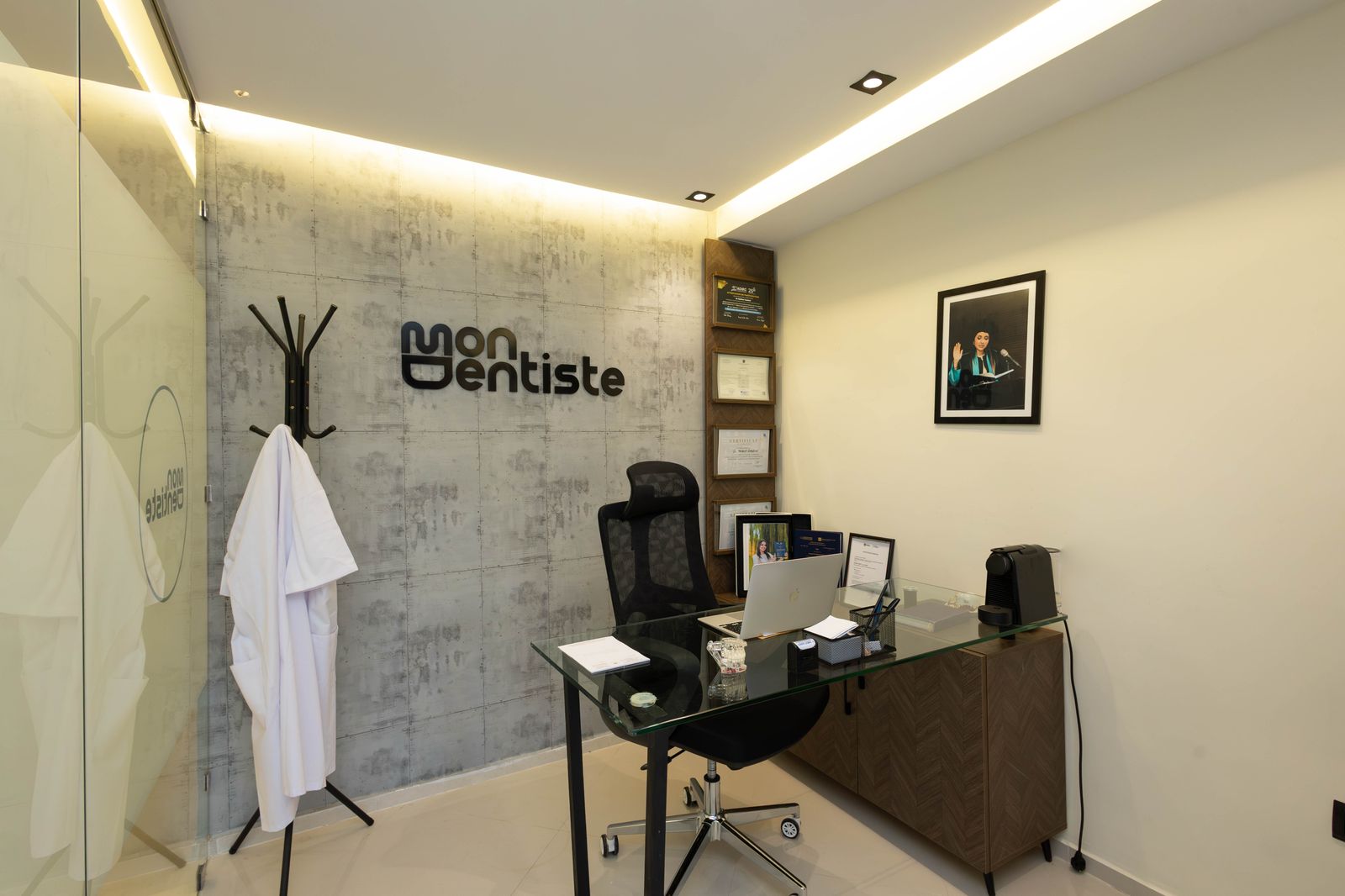 Bureau du docteur avec logo Mon Dentiste