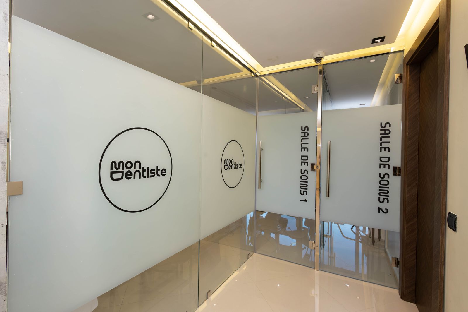 Entrée avec portes vitrées et logo Mon Dentiste