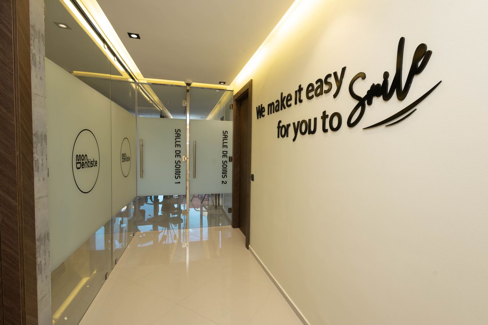Couloir avec slogan 'We make it easy for you to Smile'