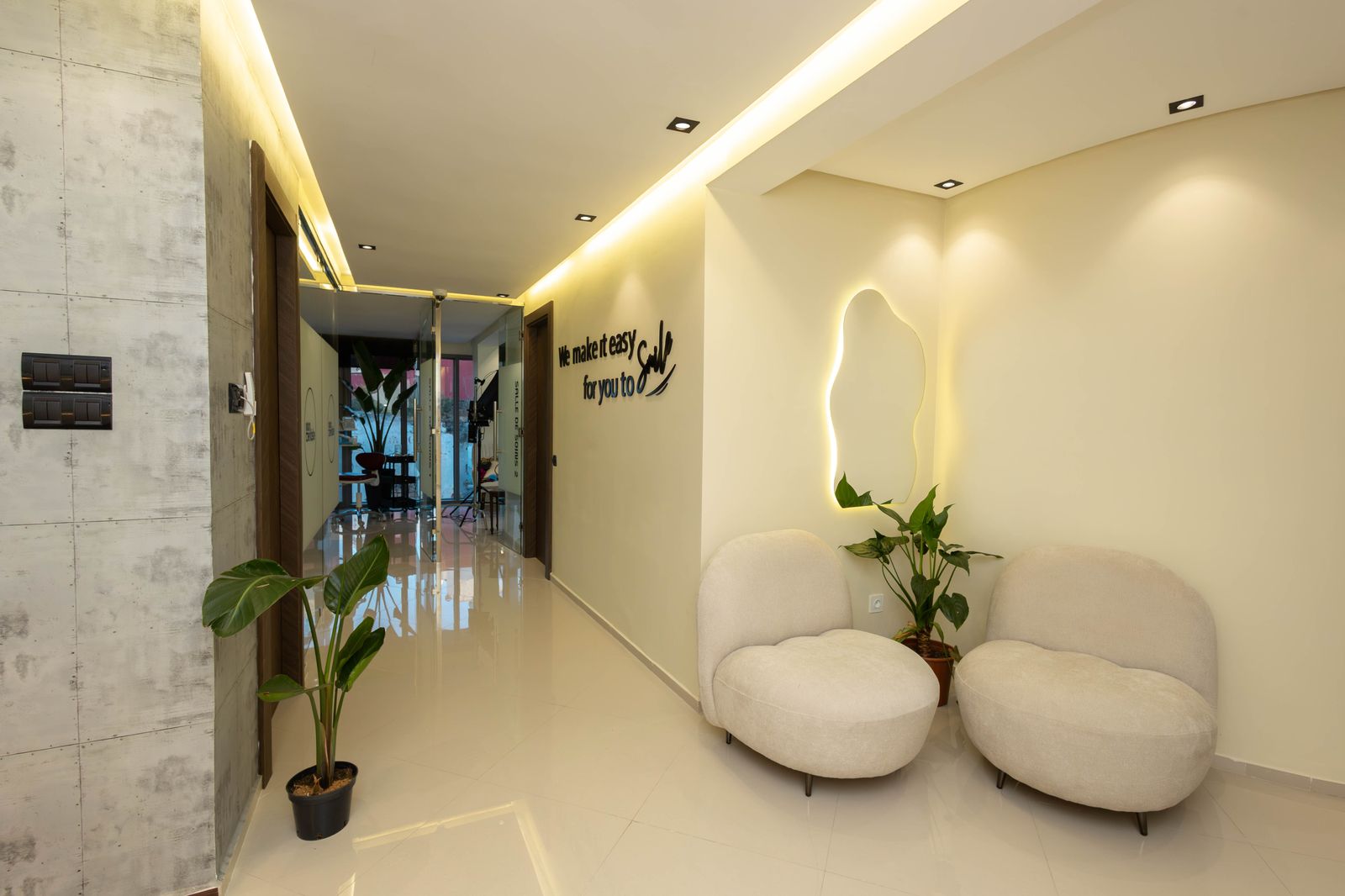 Couloir d'accueil avec fauteuils confortables