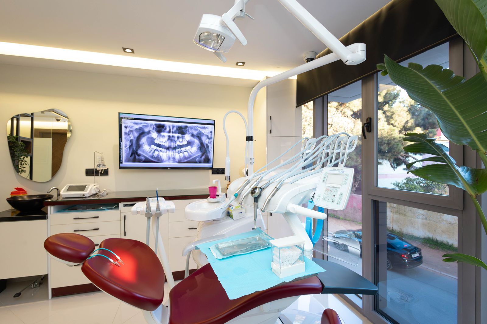 Salle de soin avec fauteuil dentaire et équipement moderne