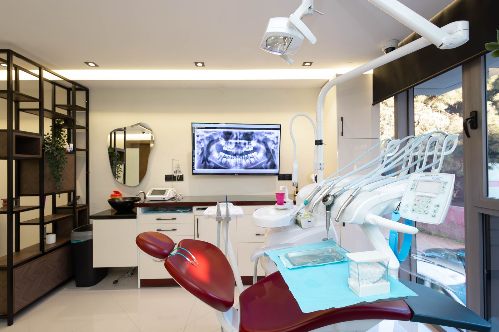 Équipement dentaire moderne avec écran pour radiographies